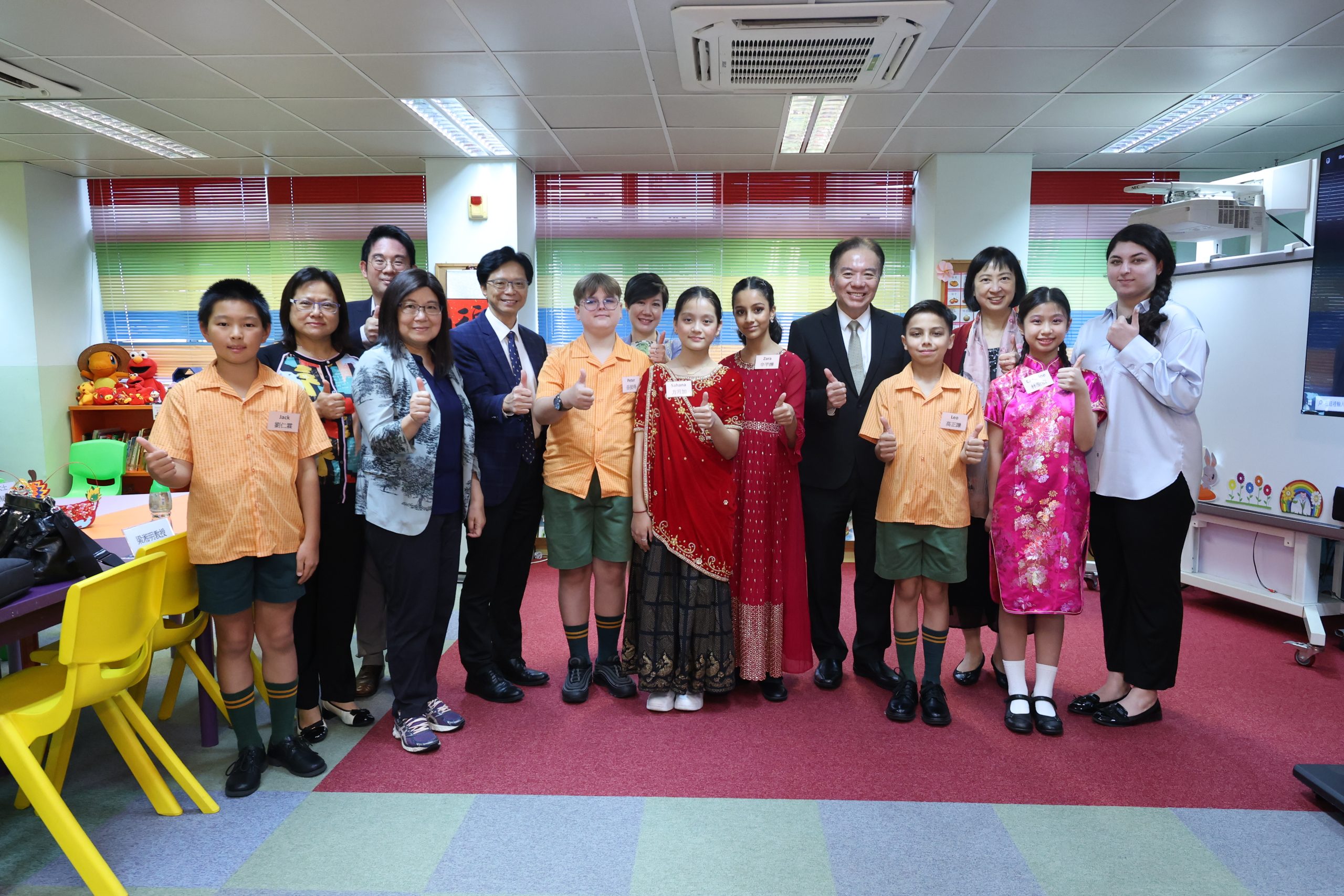 教育统筹委员会到访小学了解推行国民教育和支援非华语生学习中文情况的照片