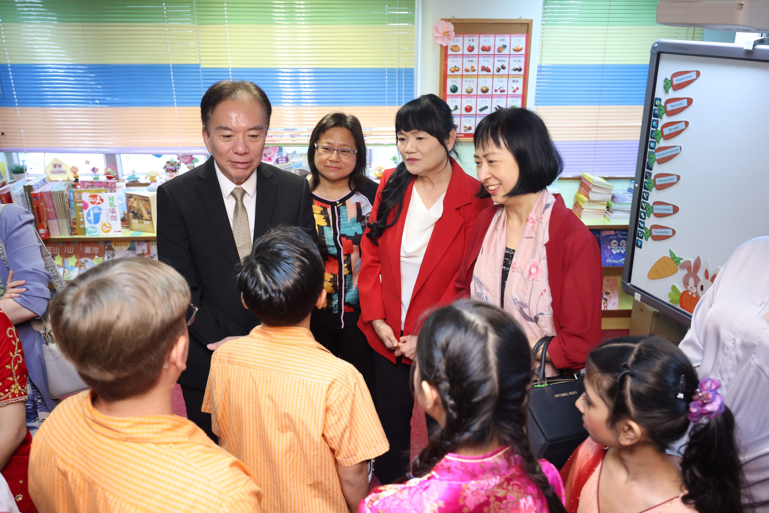 Photo ofEducation Commission visits primary school to learn about promotion of national education and support for non-Chinese speaking students to master Chinese language