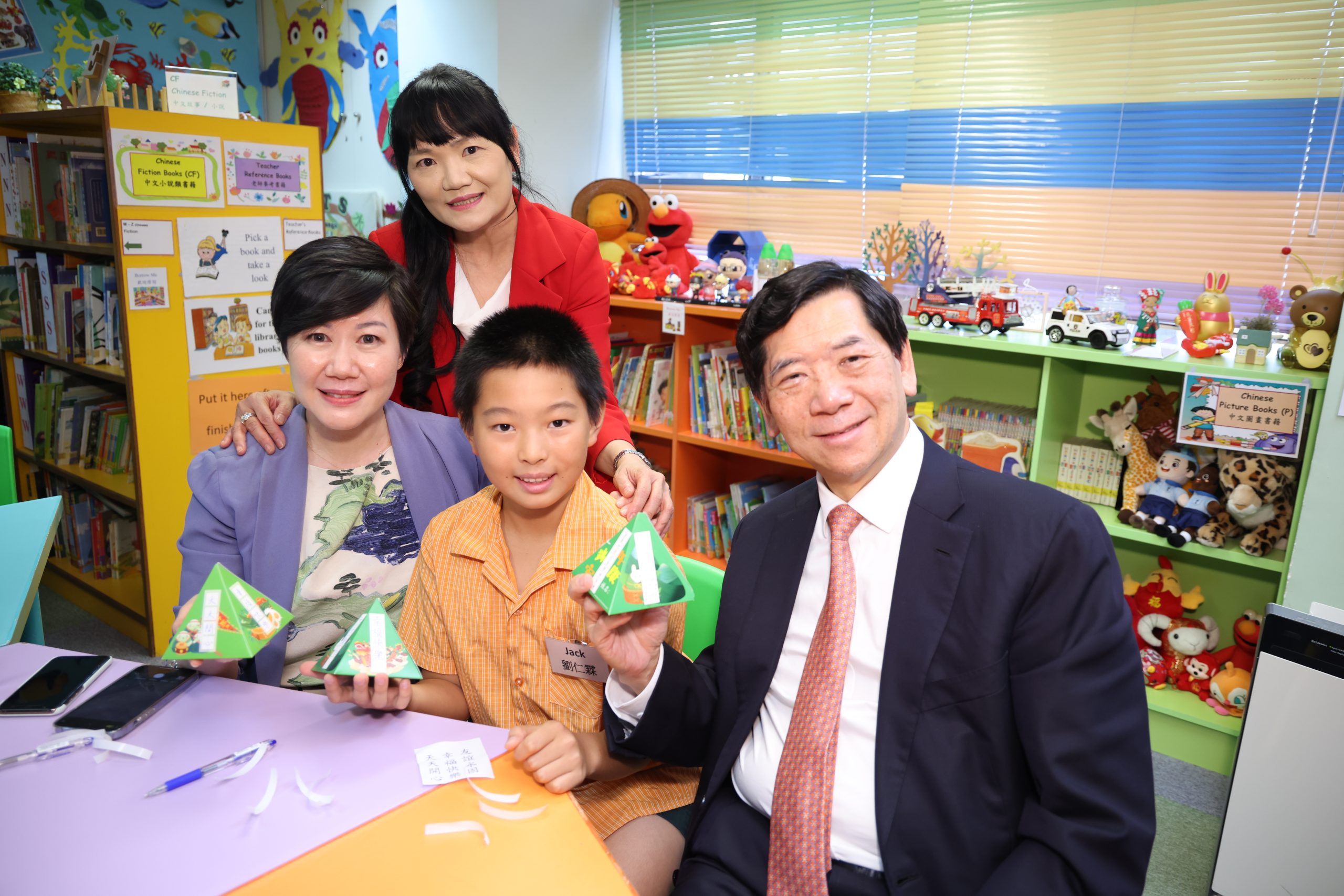 Photo ofEducation Commission visits primary school to learn about promotion of national education and support for non-Chinese speaking students to master Chinese language