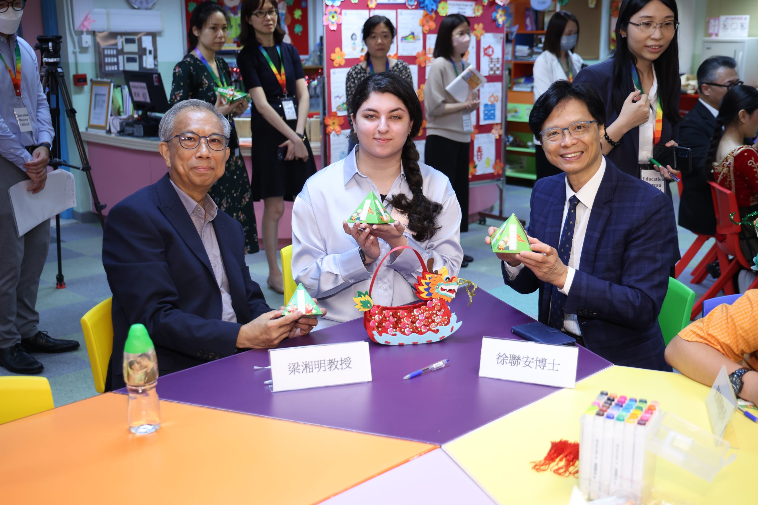 Photo ofEducation Commission visits primary school to learn about promotion of national education and support for non-Chinese speaking students to master Chinese language