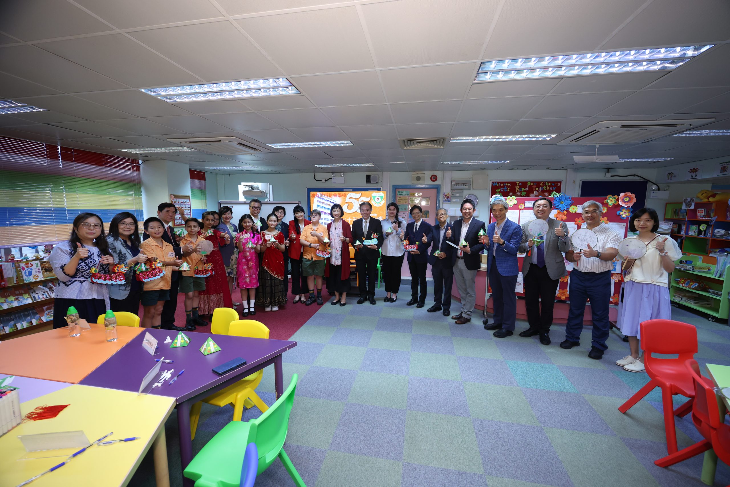 教育统筹委员会到访小学了解推行国民教育和支援非华语生学习中文情况的照片