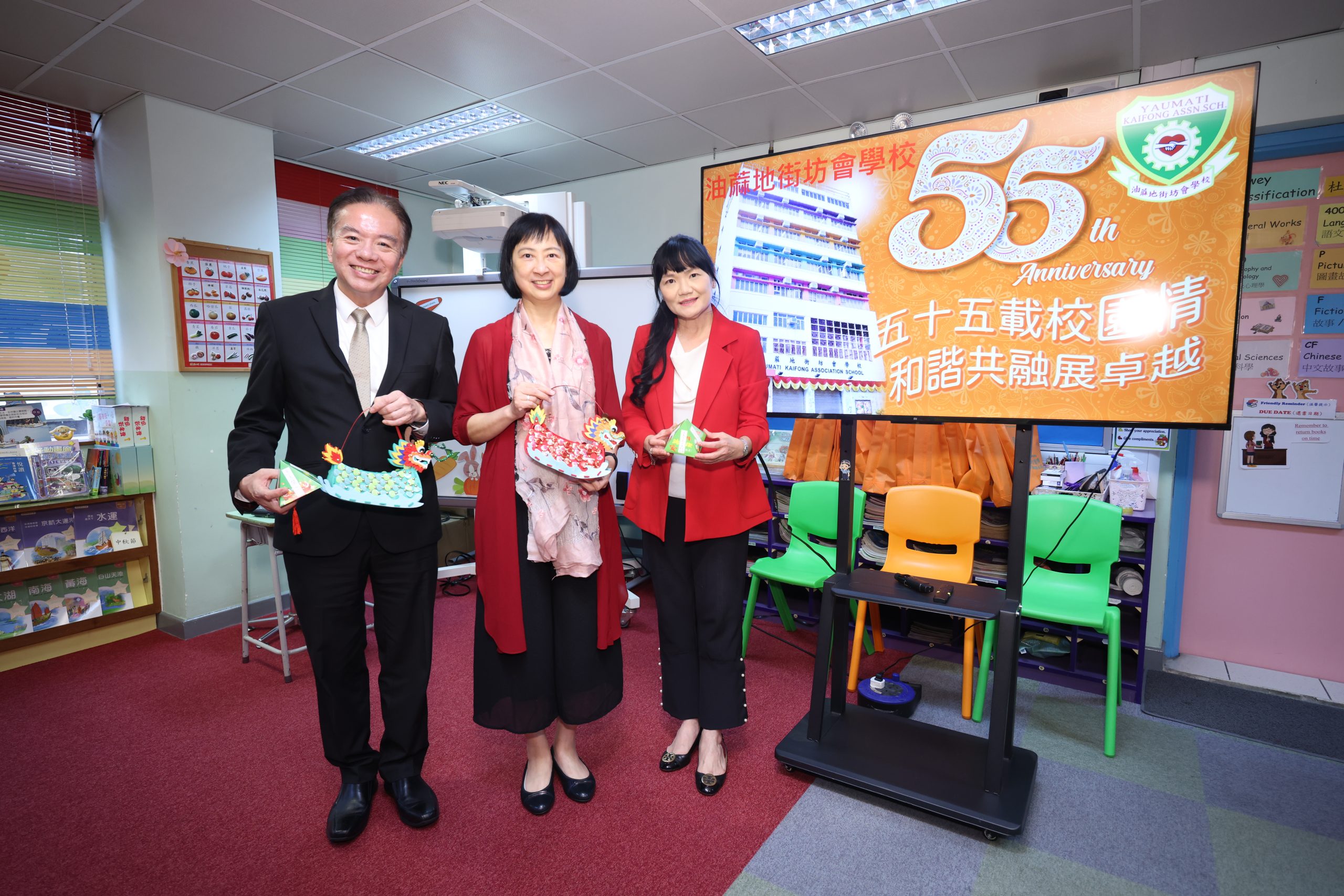 Photo ofEducation Commission visits primary school to learn about promotion of national education and support for non-Chinese speaking students to master Chinese language