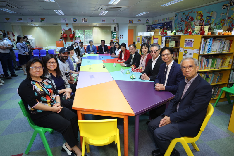 教育统筹委员会到访小学了解推行国民教育和支援非华语生学习中文情况的照片