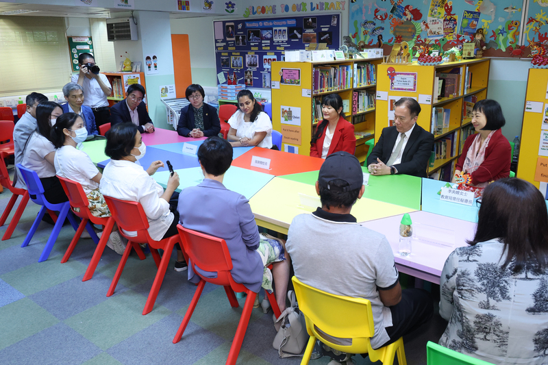 教育统筹委员会到访小学了解推行国民教育和支援非华语生学习中文情况的照片