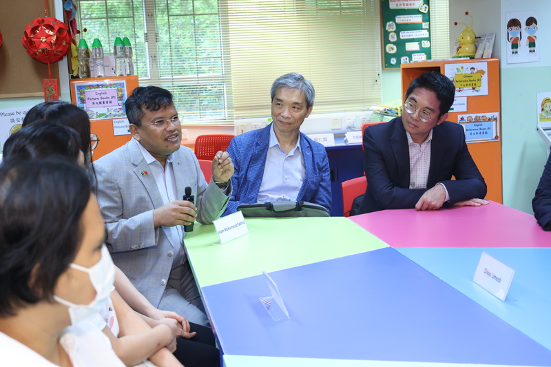 Photo ofEducation Commission visits primary school to learn about promotion of national education and support for non-Chinese speaking students to master Chinese language