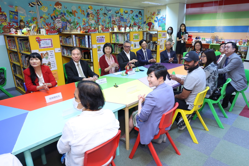 教育统筹委员会到访小学了解推行国民教育和支援非华语生学习中文情况的照片