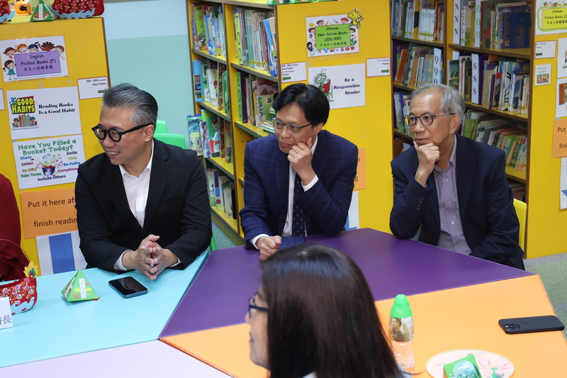 Photo ofEducation Commission visits primary school to learn about promotion of national education and support for non-Chinese speaking students to master Chinese language