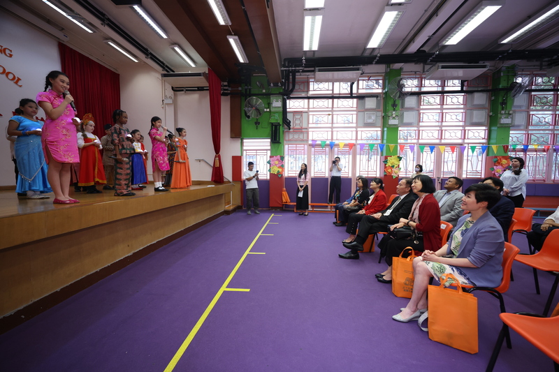 Photo ofEducation Commission visits primary school to learn about promotion of national education and support for non-Chinese speaking students to master Chinese language