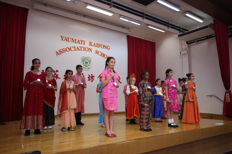 Photo ofEducation Commission visits primary school to learn about promotion of national education and support for non-Chinese speaking students to master Chinese language