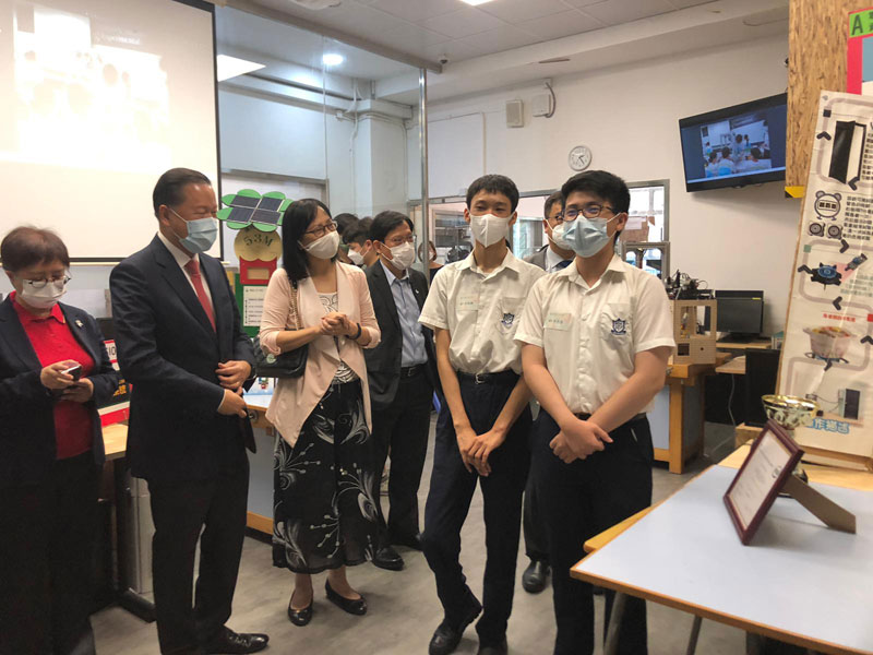 教育统筹委员会到访中学了解STEM教育推行情况的照片