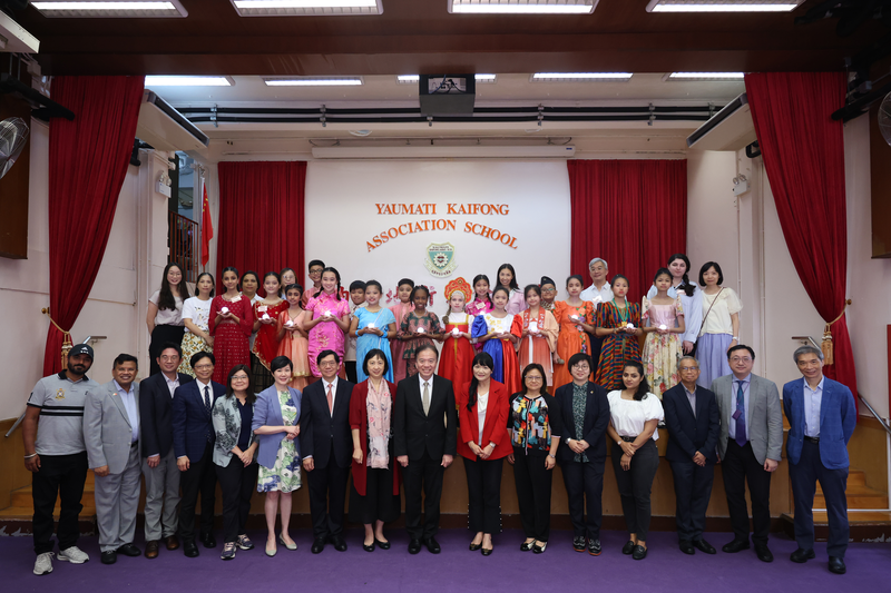 Photo ofEducation Commission visits primary school to learn about promotion of national education and support for non-Chinese speaking students to master Chinese language