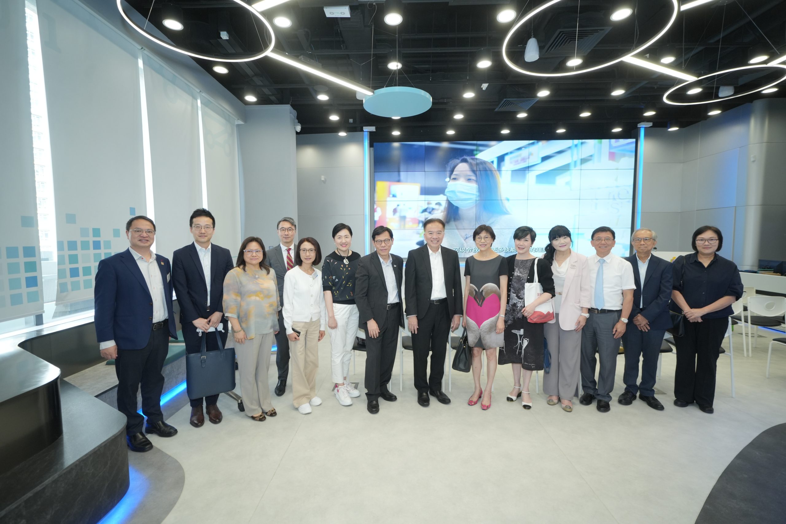 教育統籌委員會到訪職業專才教育機構的照片