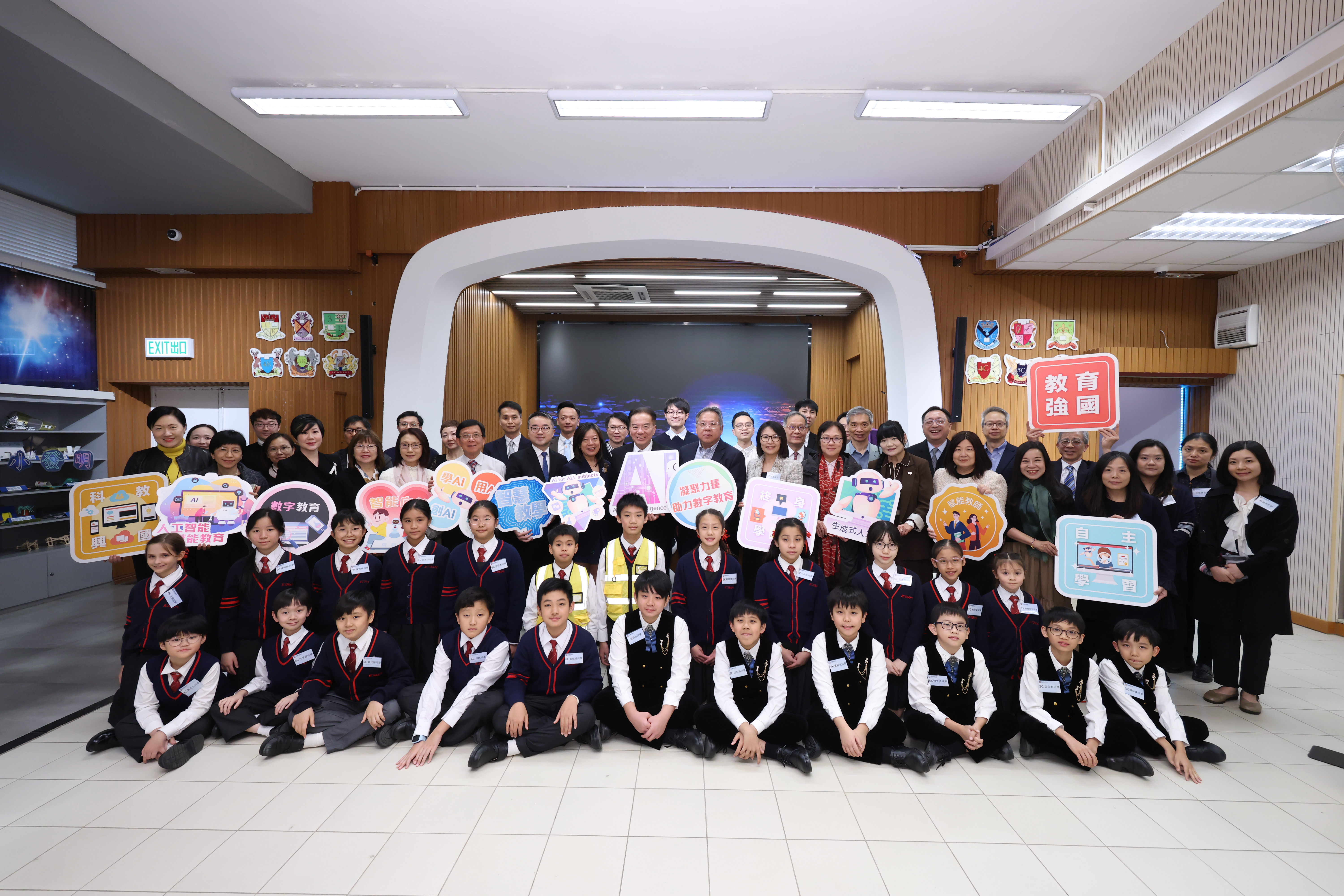 Photo ofEducation Commission visits primary school to learn about promotion of digital education