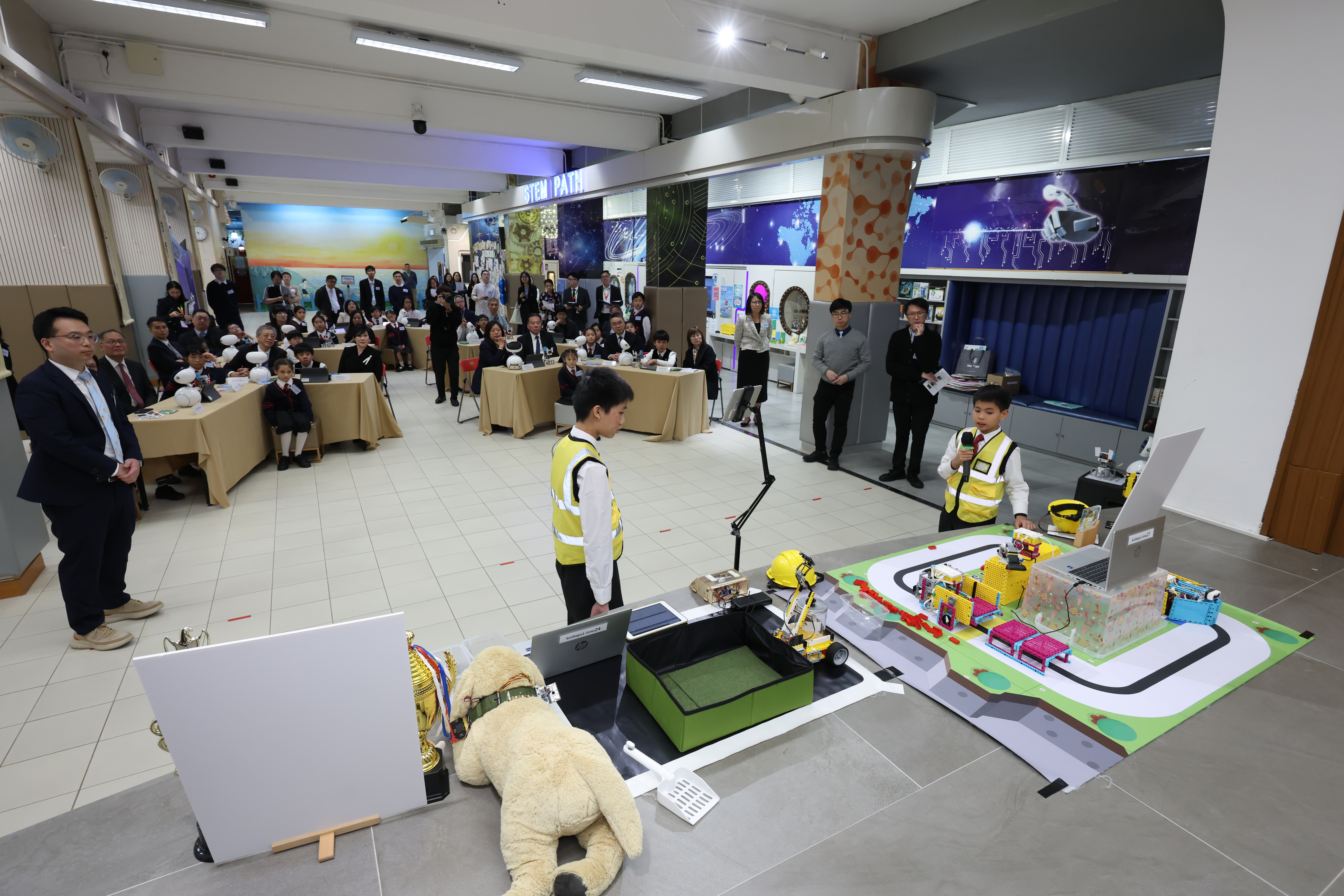 Photo ofEducation Commission visits primary school to learn about promotion of digital education