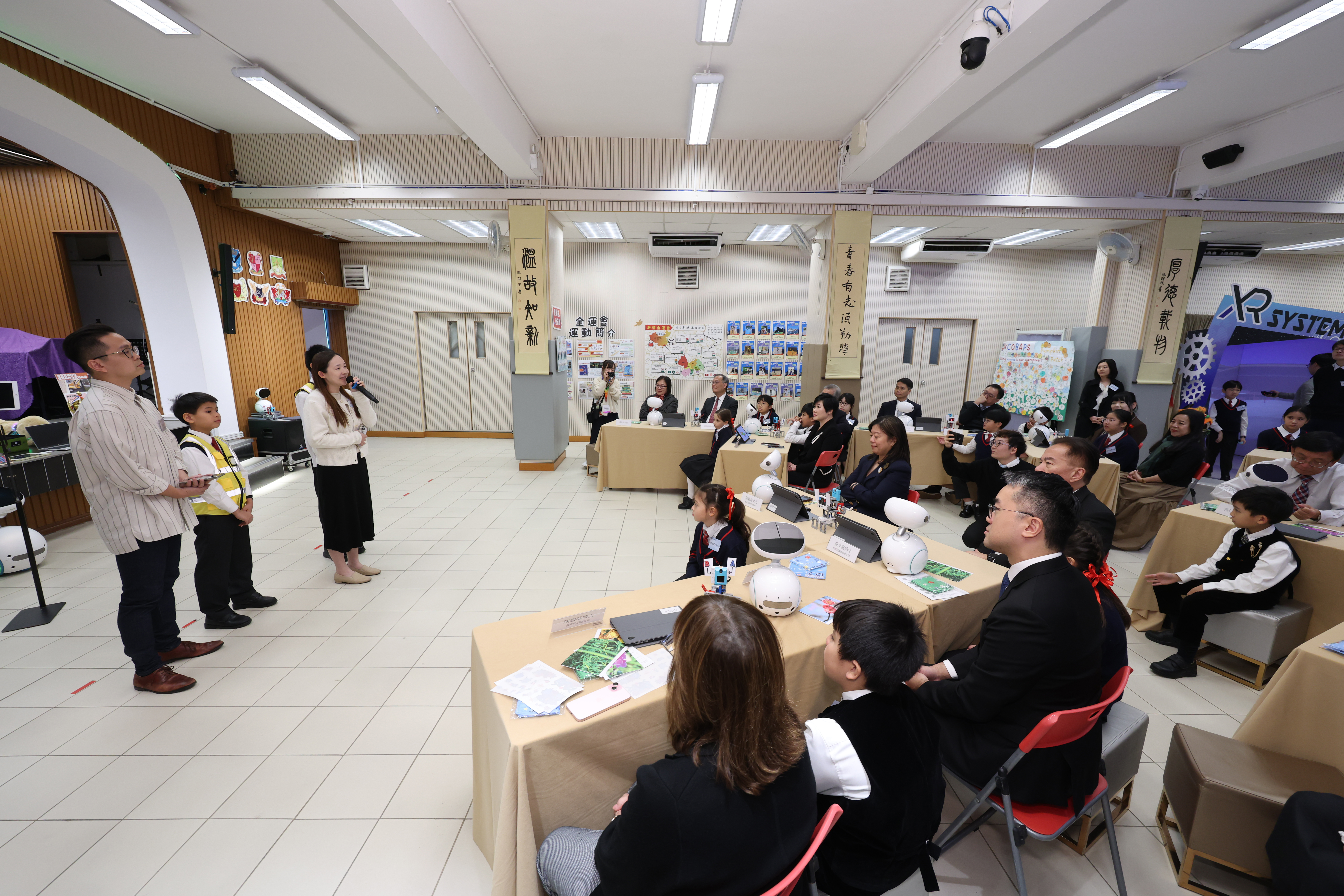 Photo ofEducation Commission visits primary school to learn about promotion of digital education
