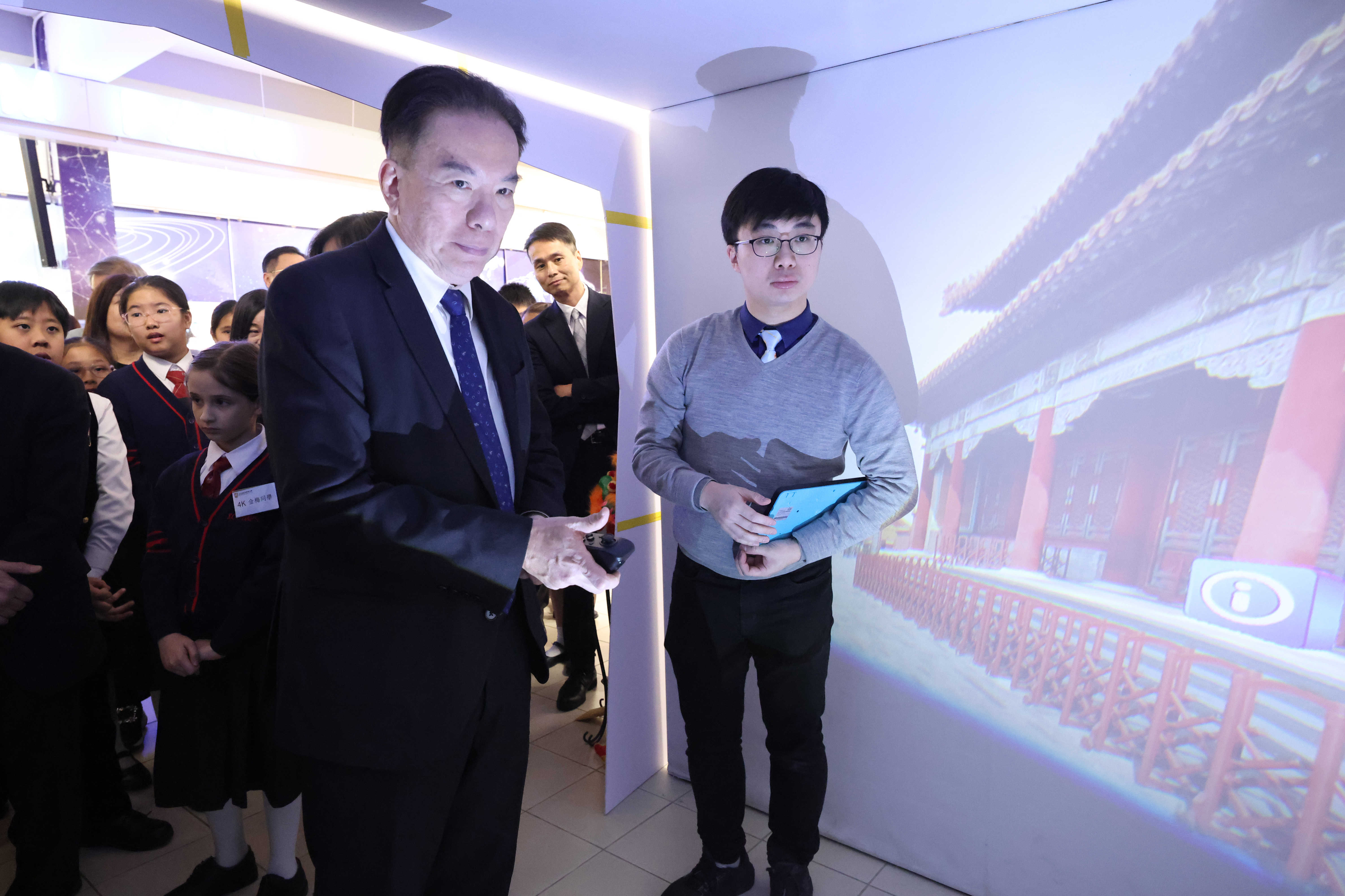 Photo ofEducation Commission visits primary school to learn about promotion of digital education