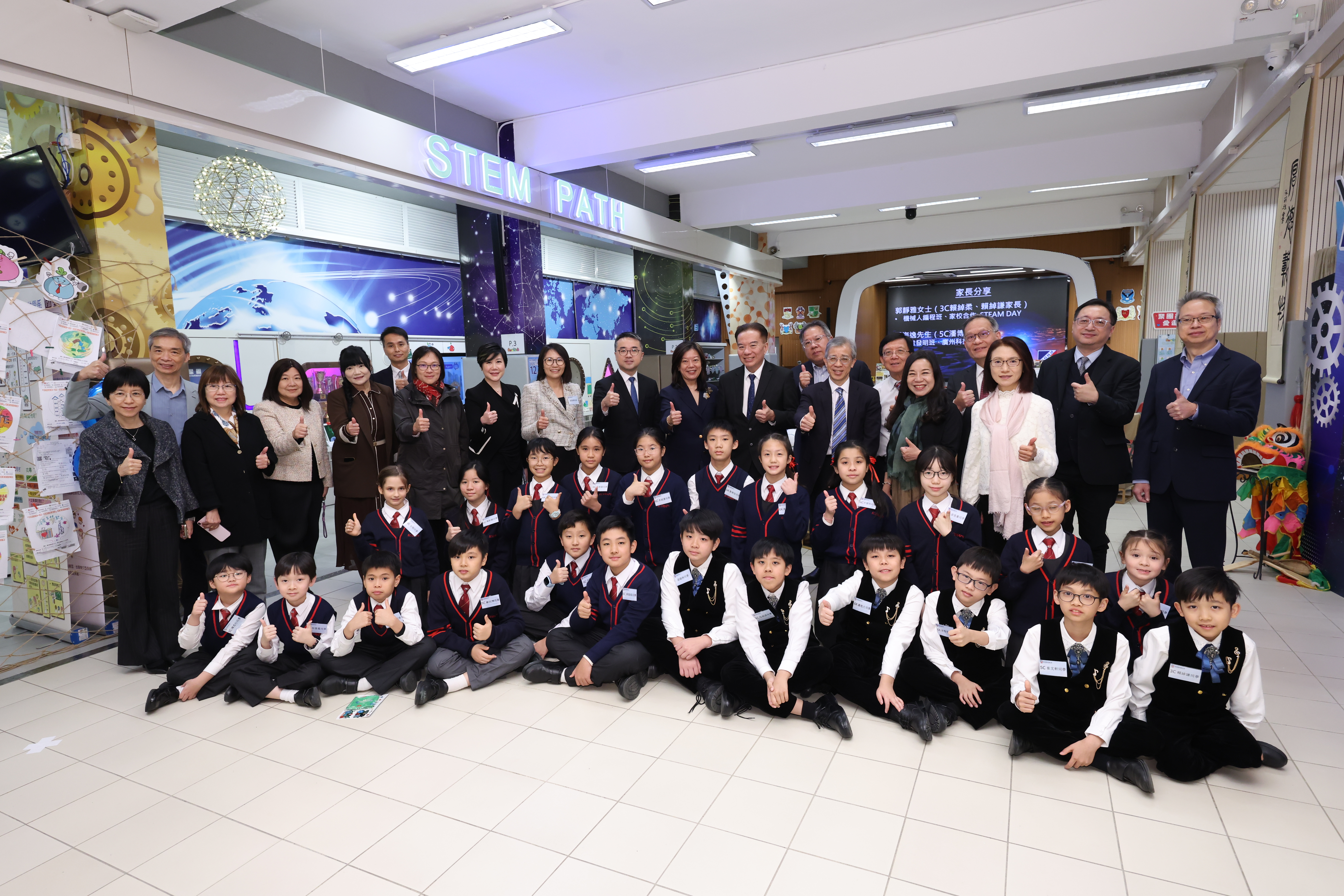 Photo ofEducation Commission visits primary school to learn about promotion of digital education