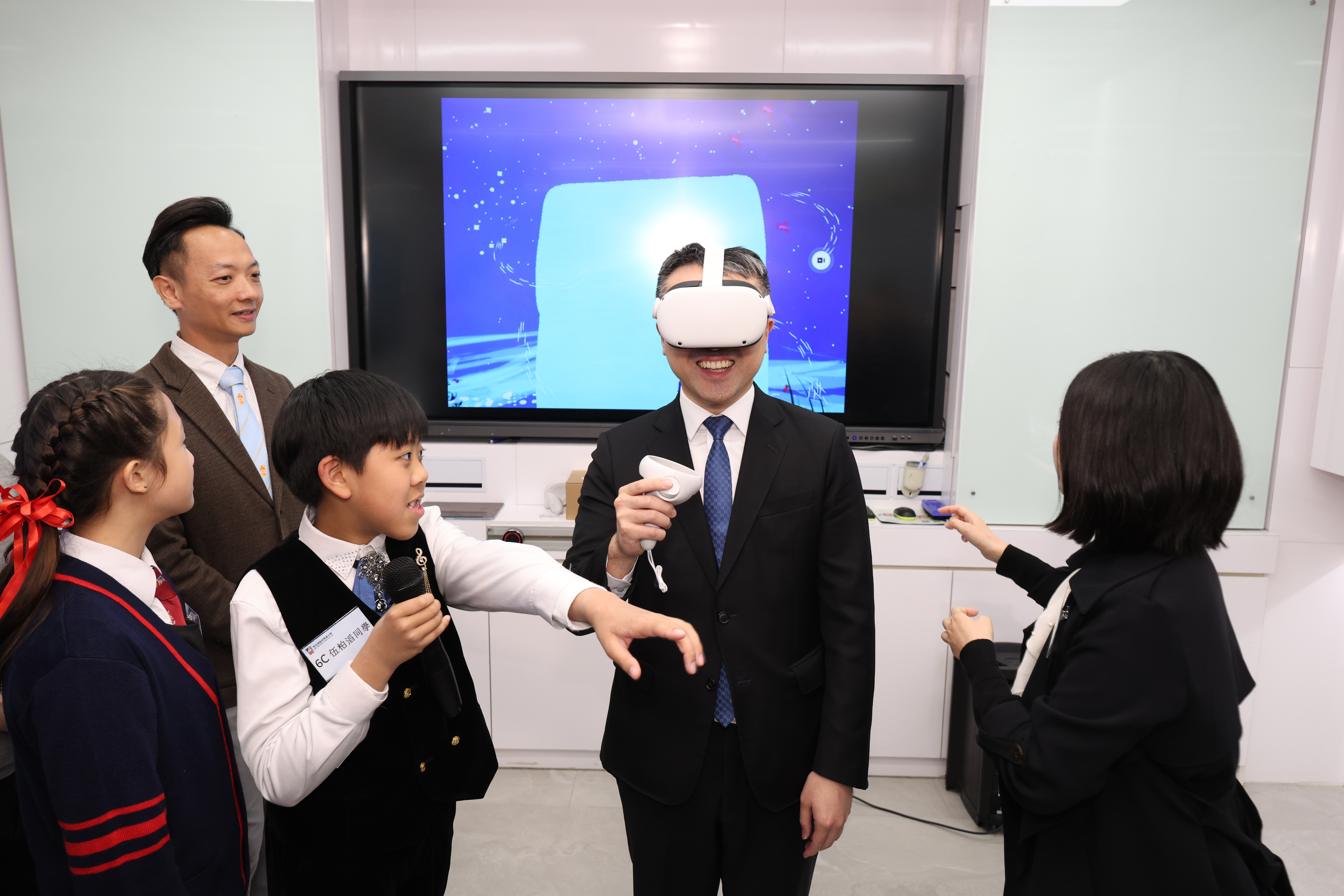 Photo ofEducation Commission visits primary school to learn about promotion of digital education