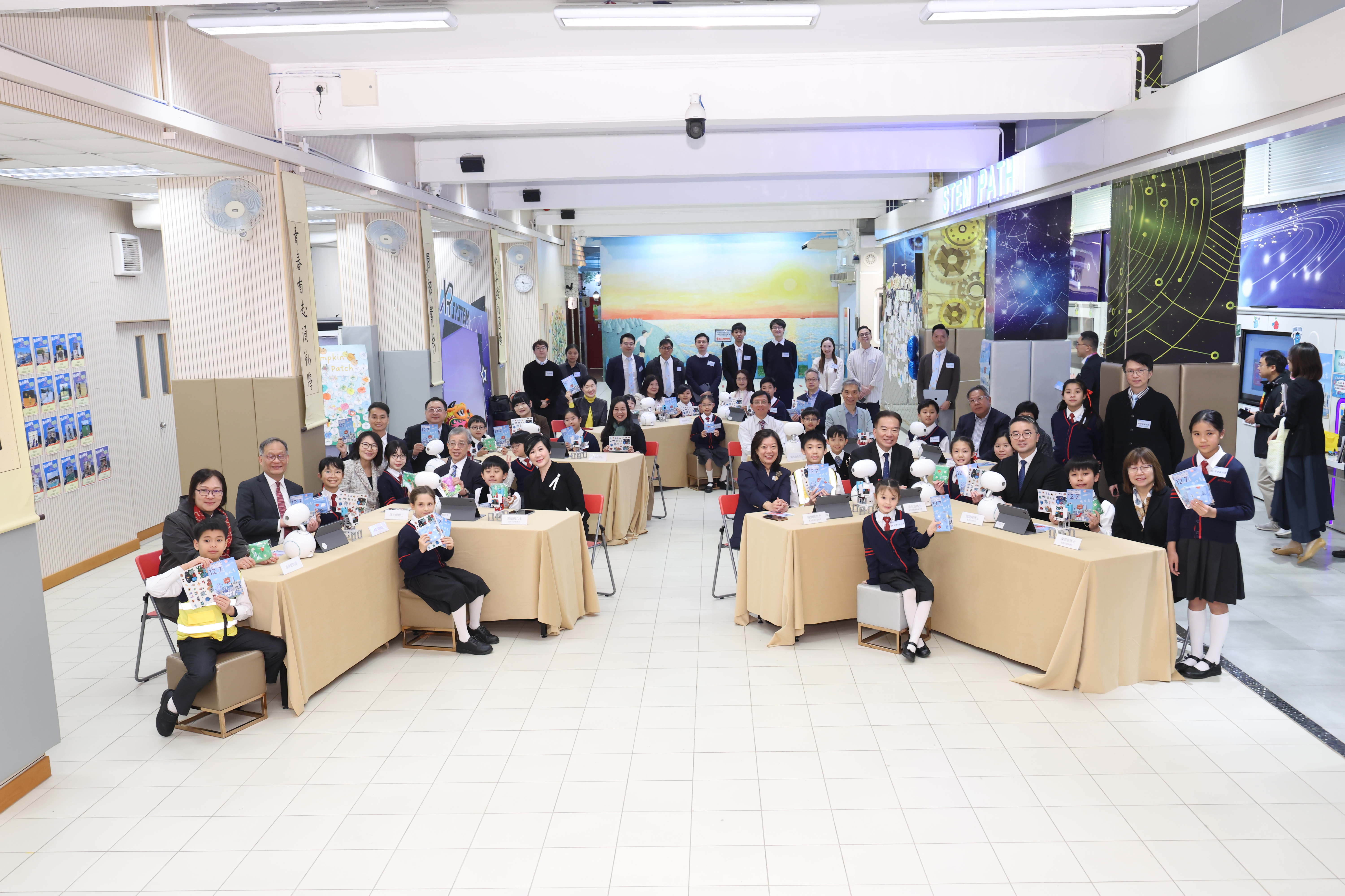 Photo ofEducation Commission visits primary school to learn about promotion of digital education