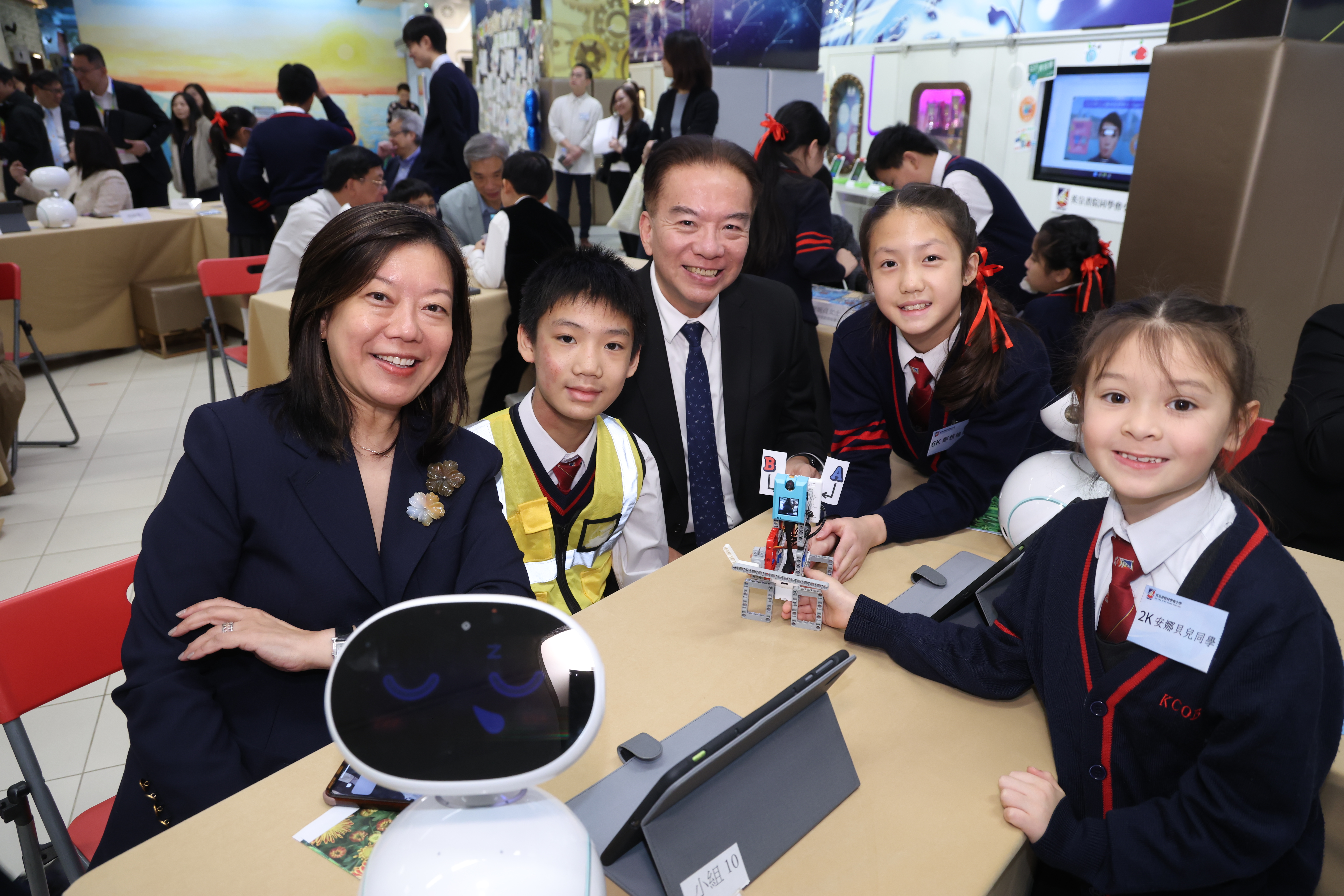 Photo ofEducation Commission visits primary school to learn about promotion of digital education