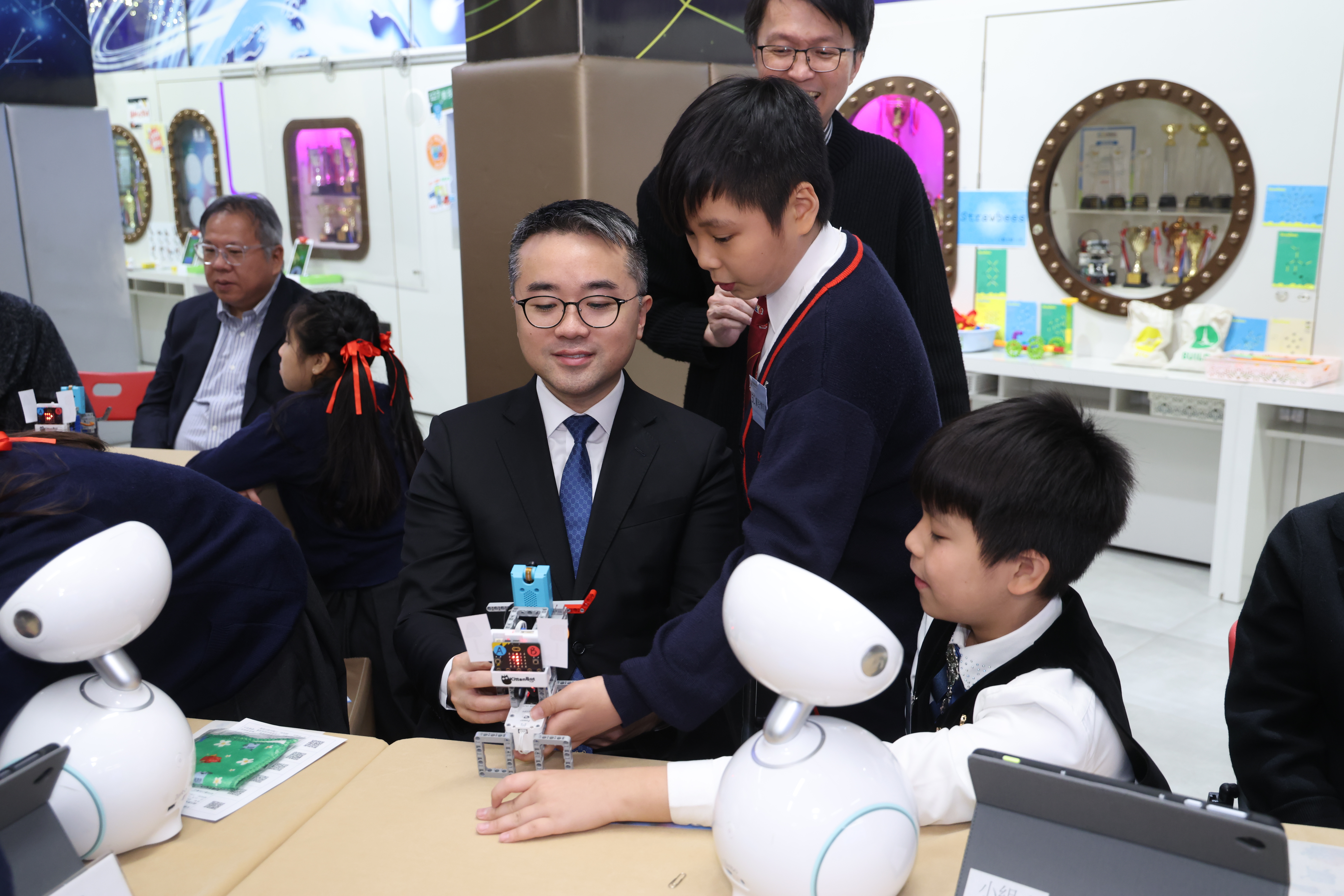 Photo ofEducation Commission visits primary school to learn about promotion of digital education