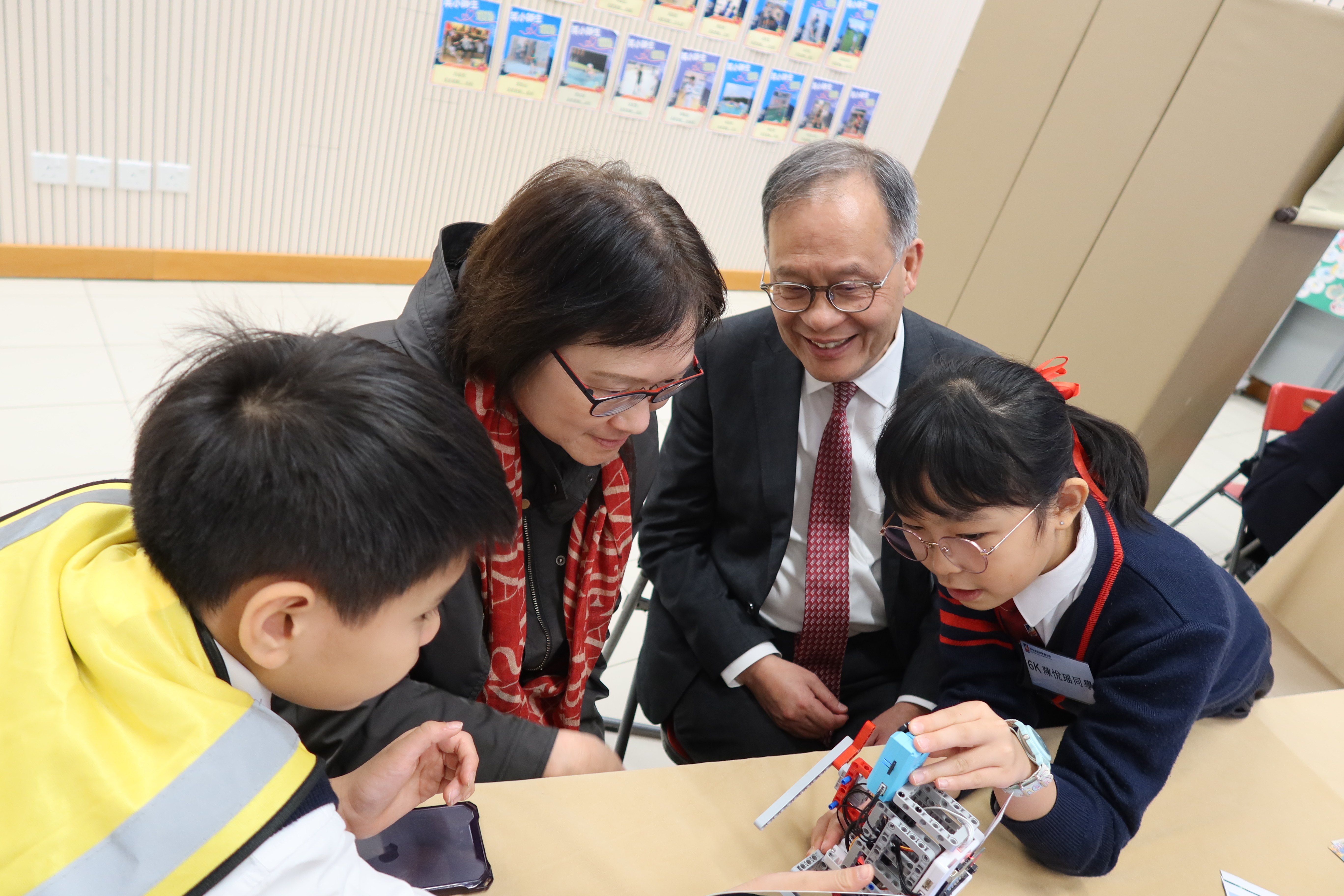 Photo ofEducation Commission visits primary school to learn about promotion of digital education