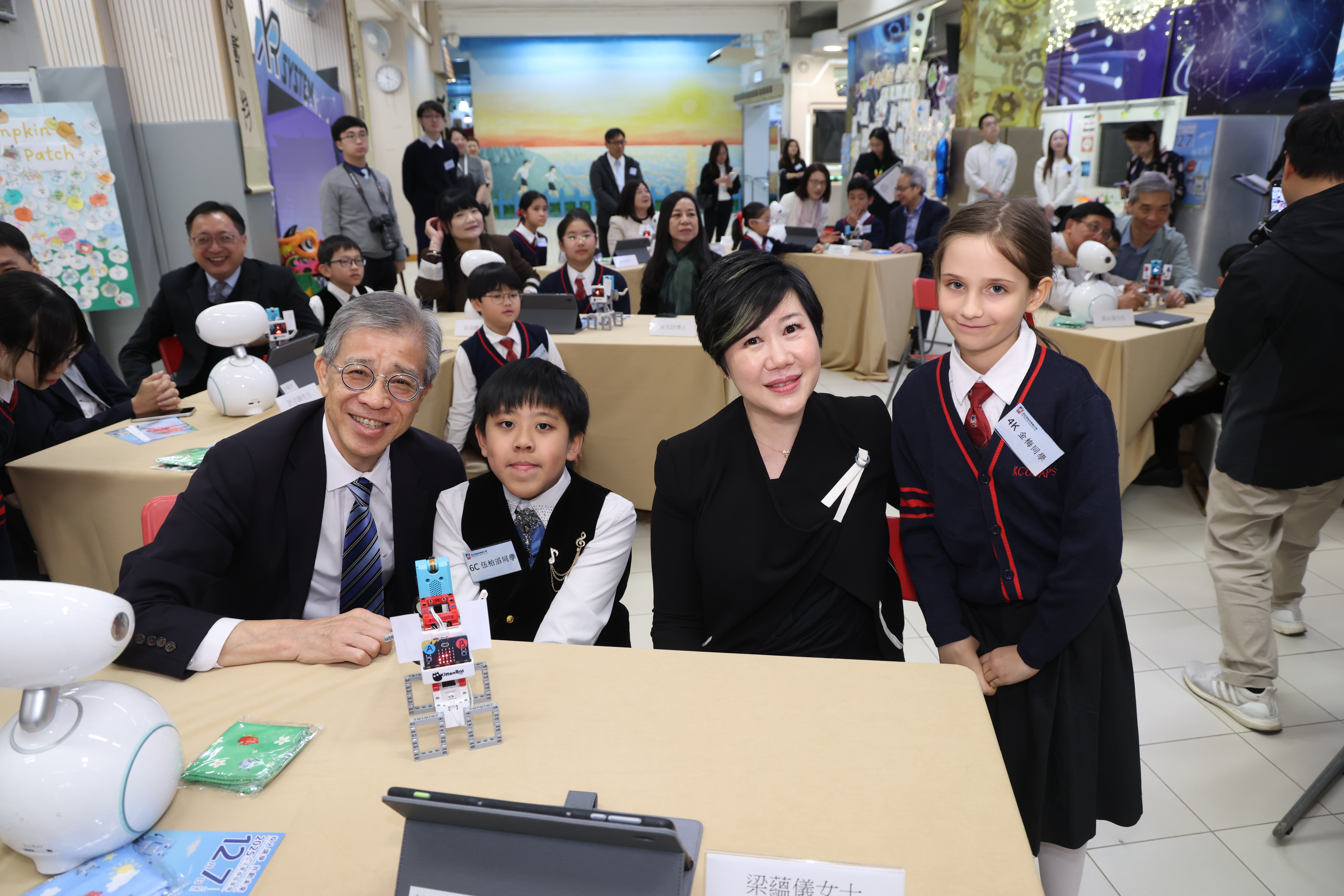 Photo ofEducation Commission visits primary school to learn about promotion of digital education