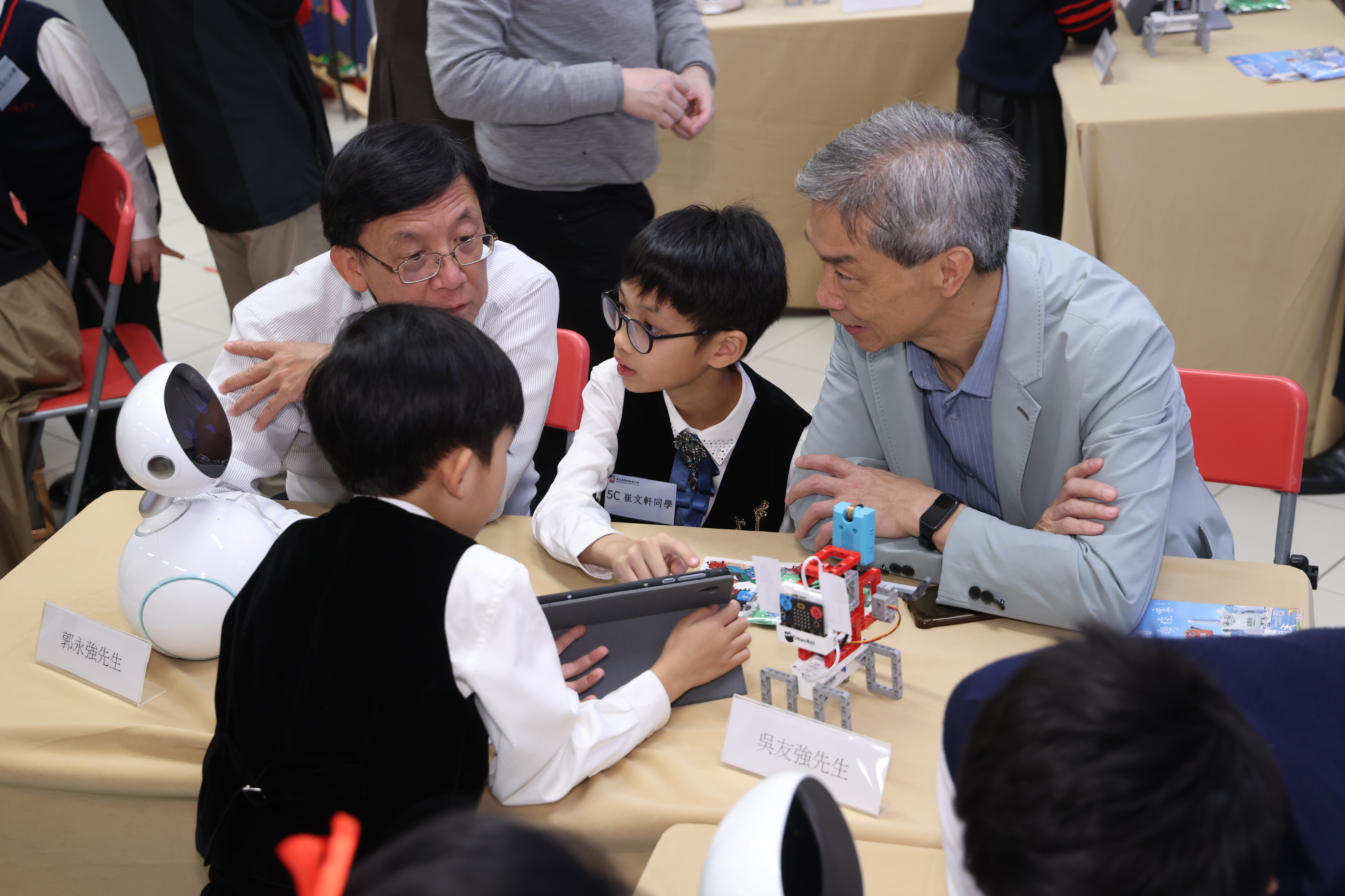 Photo ofEducation Commission visits primary school to learn about promotion of digital education