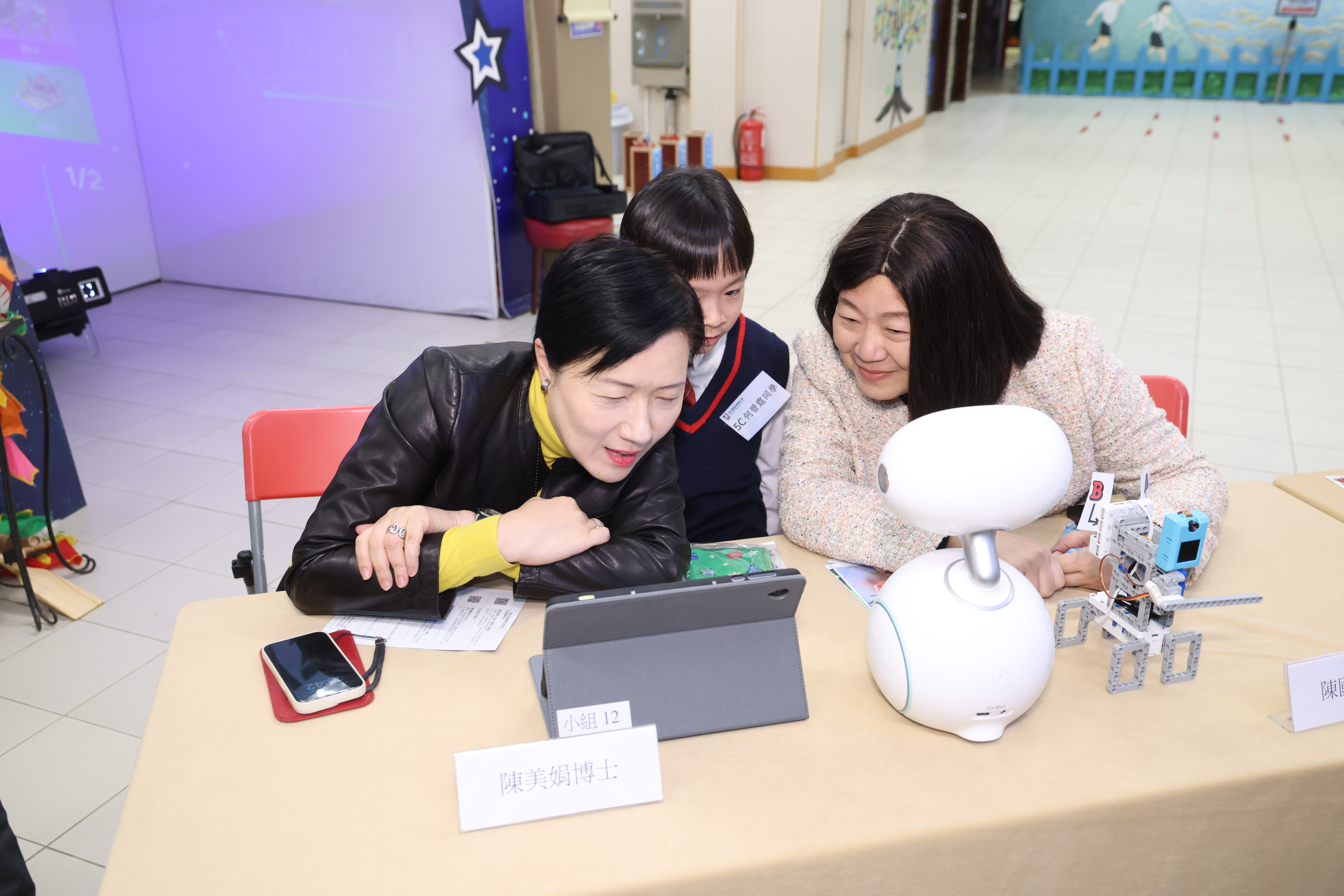 Photo ofEducation Commission visits primary school to learn about promotion of digital education