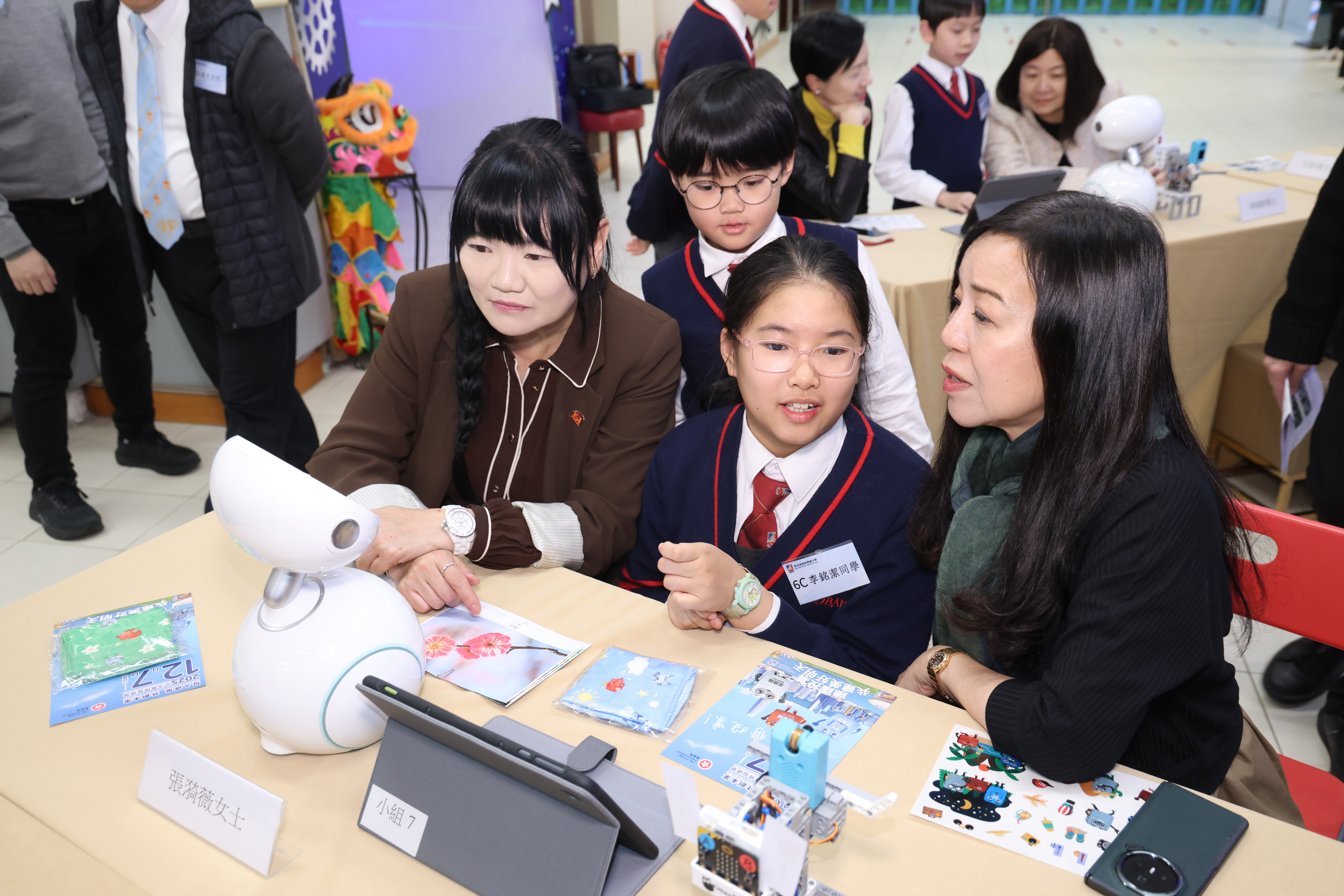 Photo ofEducation Commission visits primary school to learn about promotion of digital education