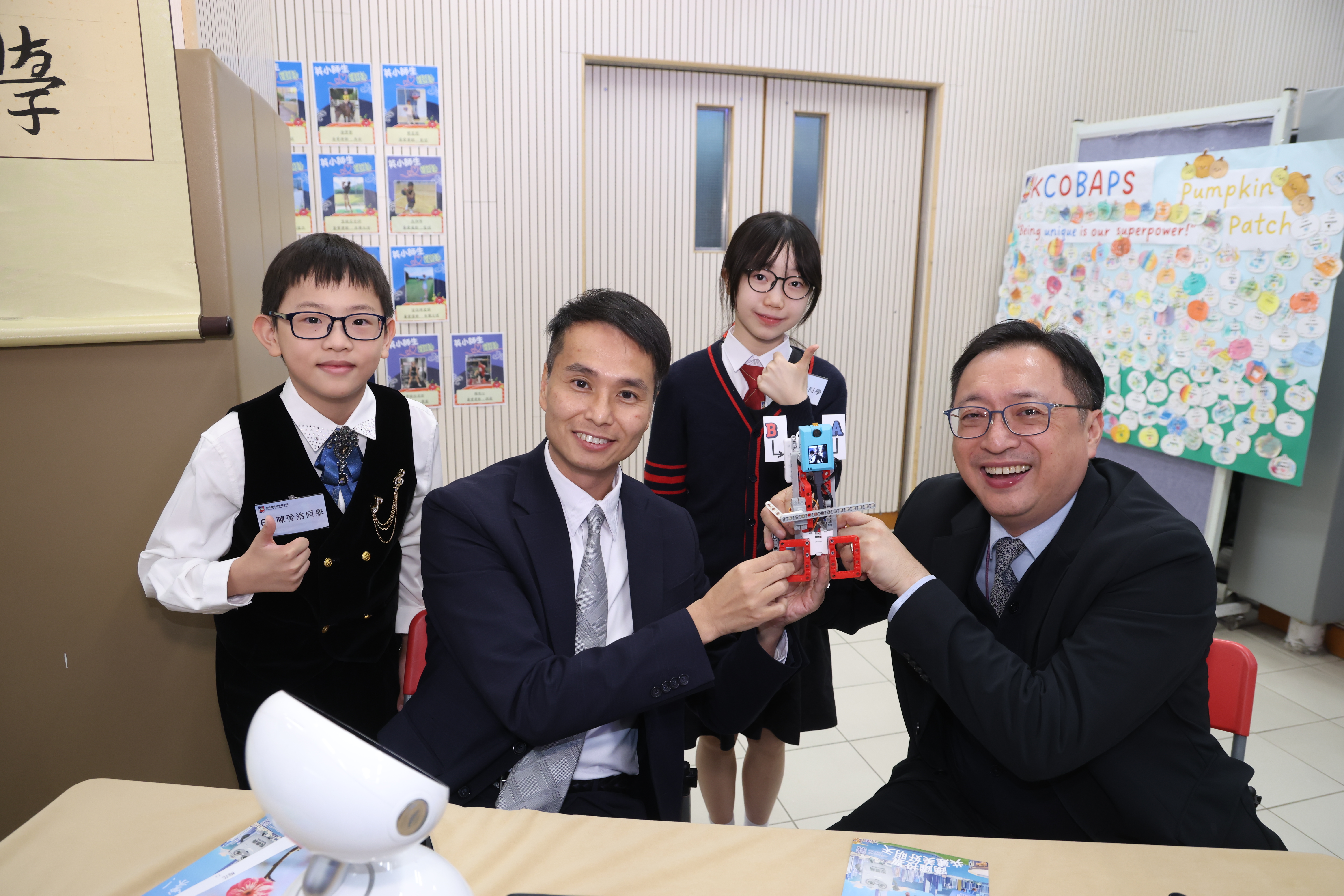 Photo ofEducation Commission visits primary school to learn about promotion of digital education